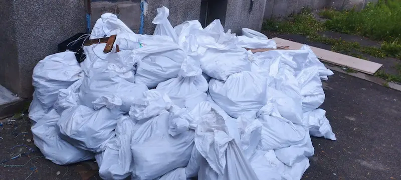 Събрани в чували отпадъци, готови за извозване